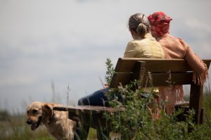 kankerpatiënt op een bankje