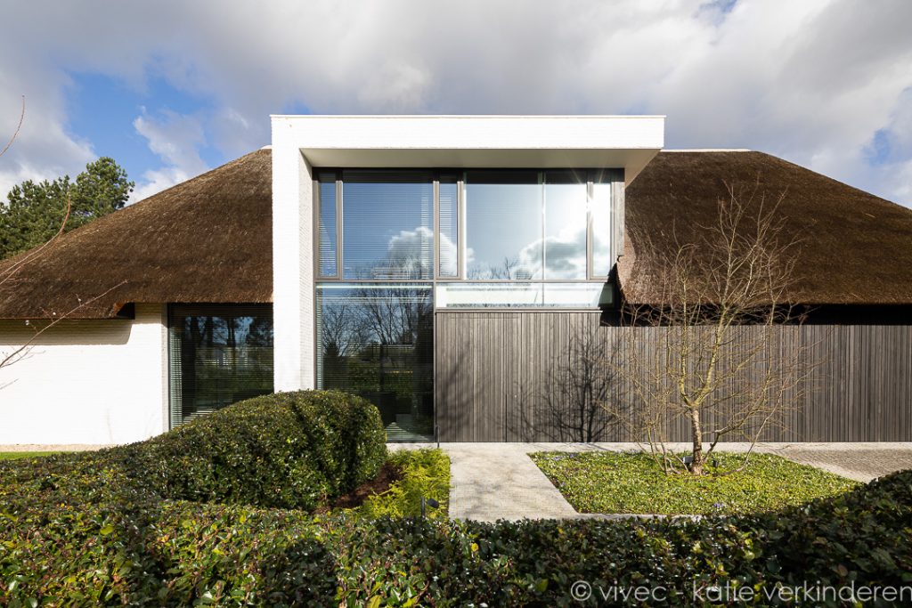 Mooi groen in combinatie met deze rietgedekte villa - Fotoshoot voor Villabouw Sels