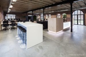 Kantoor met verschillende soorten hout